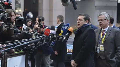 El primer ministro griego, Alexis Tsipras, atiende a la prensa El primer ministro griego, Alexis Tsipras, atiende a la prensa