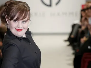 La modelo Jamie Brewer desfilando en la pasarela de Nueva York. La modelo Jamie Brewer desfilando en la pasarela de Nueva York.