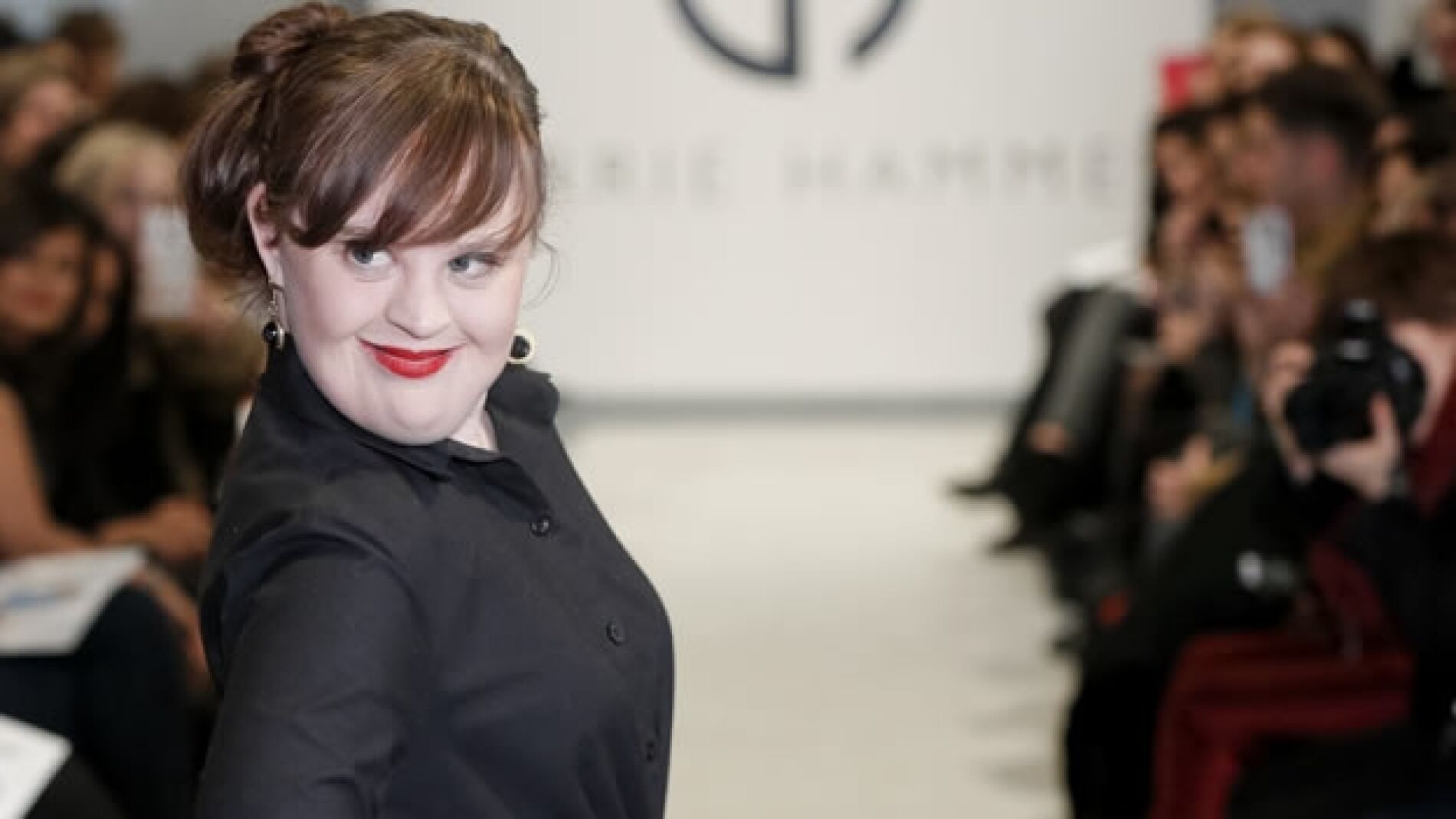 La modelo Jamie Brewer desfilando en la pasarela de Nueva York.