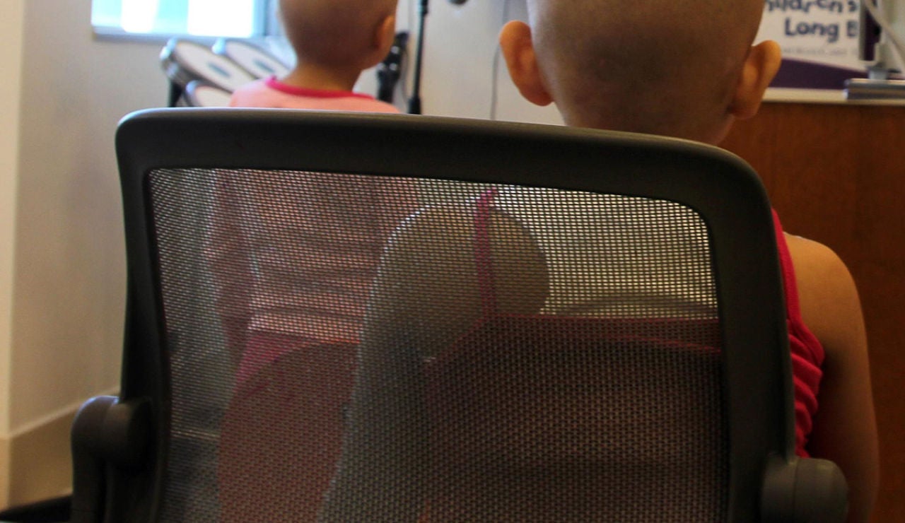 Dos niños enfermos de cáncer Dos niños enfermos de cáncer