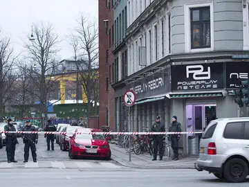 Policía danesa acordona la calle Policía danesa acordona la calle