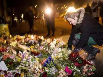 Una mujer deja flores en el lugar donde se produjeron los tiroteos en Copenhague. Una mujer deja flores en el lugar donde se produjeron los tiroteos en Copenhague.