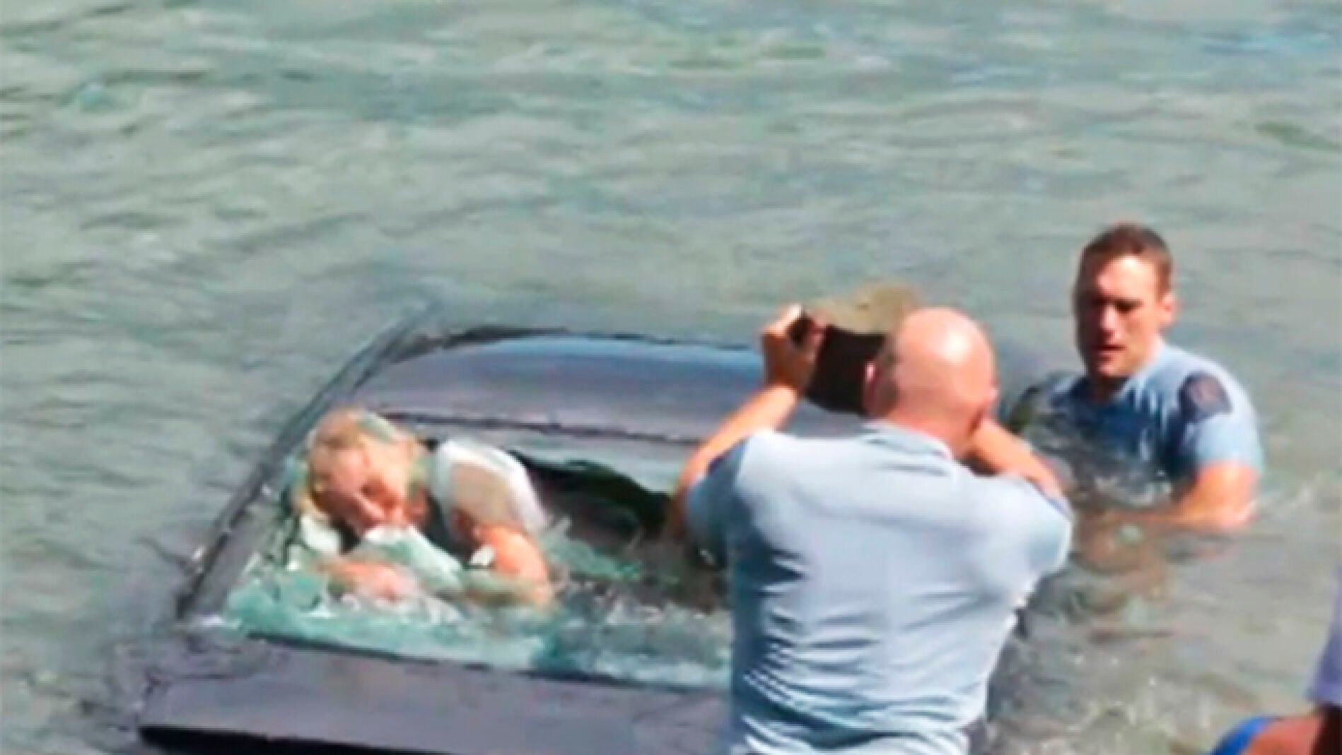 Imagen del momento del rescate en el r&iacute;o Waitemata. 