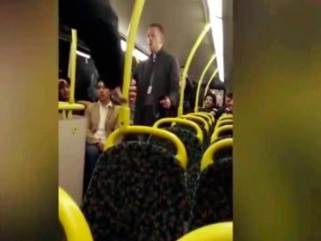 Dos españoles sufren un ataque racista en un autobús de Manchester: "Jodeos y volved a España"