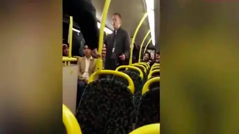 Dos españoles sufren un ataque racista en un autobús de Manchester: "Jodeos y volved a España" Dos españoles sufren un ataque racista en un autobús de Manchester: "Jodeos y volved a España"