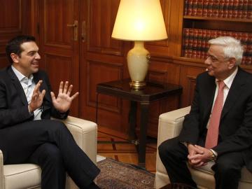 El primer ministro griego, Alexis Tsipras, conversa con el nuevo presidente de la República, Prokopis Pavlópulos