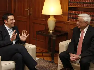 El primer ministro griego, Alexis Tsipras, conversa con el nuevo presidente de la República, Prokopis Pavlópulos El primer ministro griego, Alexis Tsipras, conversa con el nuevo presidente de la República, Prokopis Pavlópulos