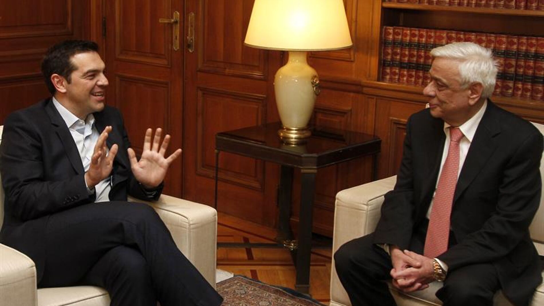 El primer ministro griego, Alexis Tsipras, conversa con el nuevo presidente de la Rep&uacute;blica, Prokopis Pavl&oacute;pulos