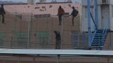 Una treintena de subsaharianos entra en Melilla en un nuevo salto a la valla