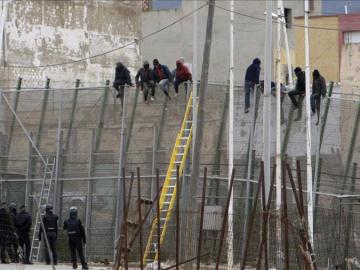 Decenas de subsaharianos entran en Melilla en un nuevo salto a la valla