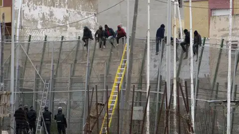 Decenas de subsaharianos entran en Melilla en un nuevo salto a la valla Decenas de subsaharianos entran en Melilla en un nuevo salto a la valla