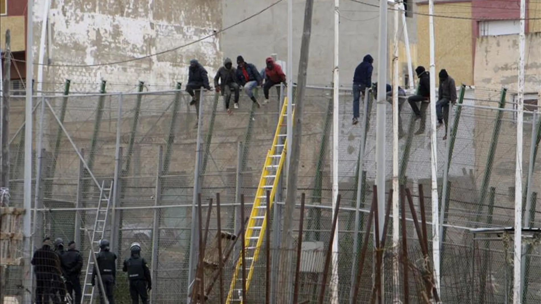 Decenas de subsaharianos entran en Melilla en un nuevo salto a la valla Decenas de subsaharianos entran en Melilla en un nuevo salto a la valla