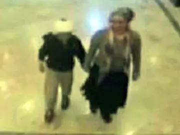 Una imagen de la mujer con su hijo paseando por el hospital de Ankara. Una imagen de la mujer con su hijo paseando por el hospital de Ankara.