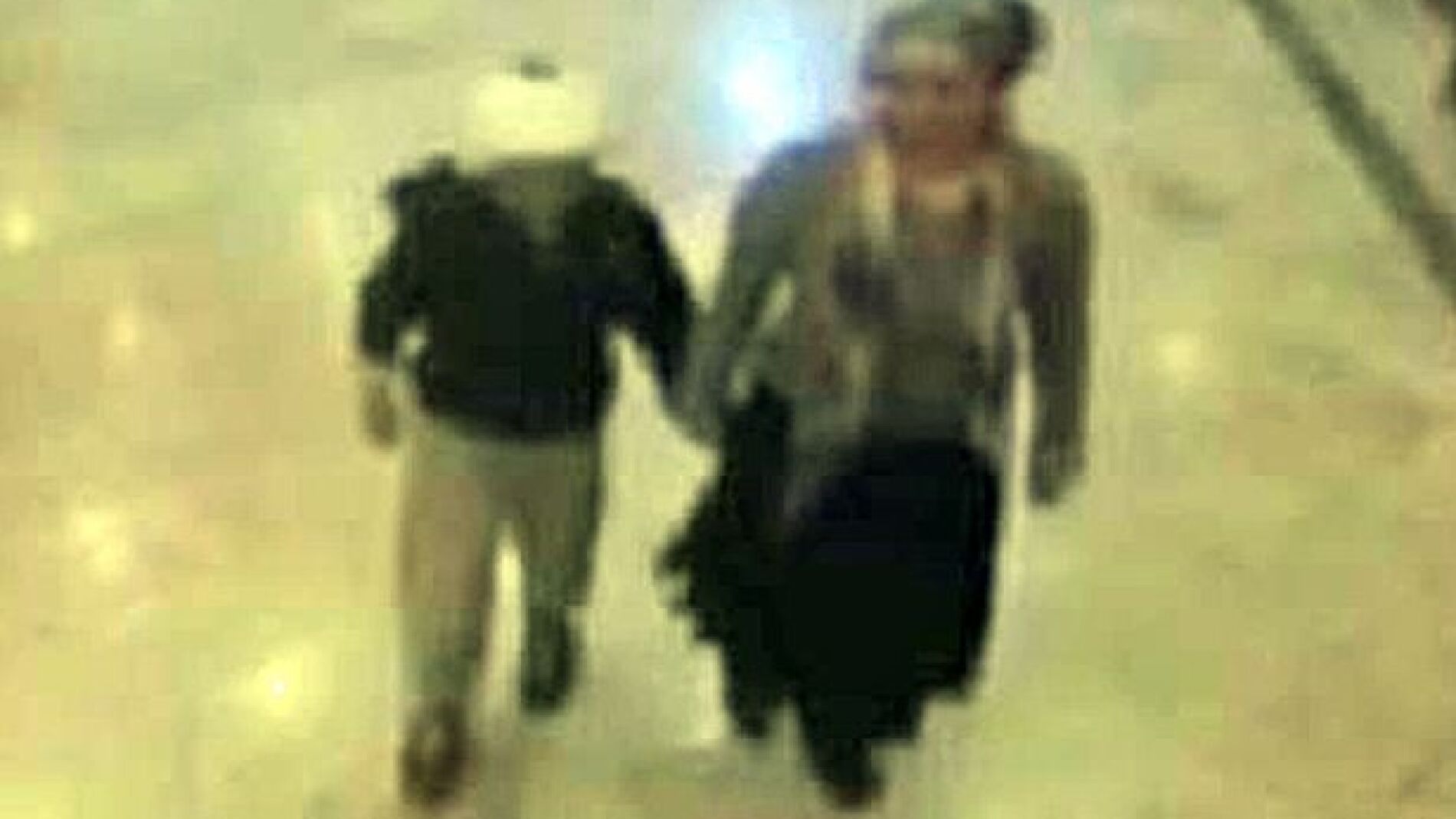 Una imagen de la mujer con su hijo paseando por el hospital de Ankara.