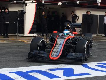 Fernando Alonso sale a pista en Montmeló