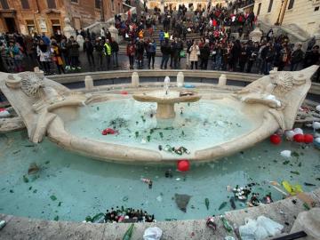 Fuente de la Barcaccia en Roma después de los daños causados por ultras del Feyenoord