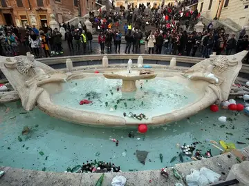 Fuente de la Barcaccia en Roma después de los daños causados por ultras del Feyenoord Fuente de la Barcaccia en Roma después de los daños causados por ultras del Feyenoord