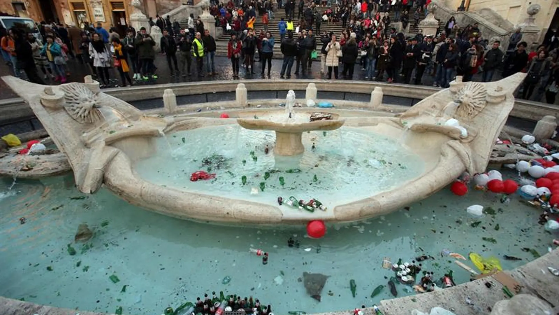 Fuente de la Barcaccia en Roma después de los daños causados por ultras del Feyenoord Fuente de la Barcaccia en Roma después de los daños causados por ultras del Feyenoord