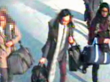 Las tres jóvenes, captadas por una cámara de seguridad del aeropuerto de Gatwick Las tres jóvenes, captadas por una cámara de seguridad del aeropuerto de Gatwick