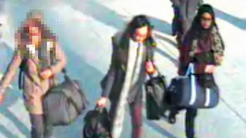 Las tres jóvenes, captadas por una cámara de seguridad del aeropuerto de Gatwick Las tres jóvenes, captadas por una cámara de seguridad del aeropuerto de Gatwick