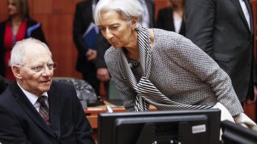 El ministro de Finanzas alemán, Wolfgang Schäuble, conversa con la directora gerente del FMI, Christine Lagarde