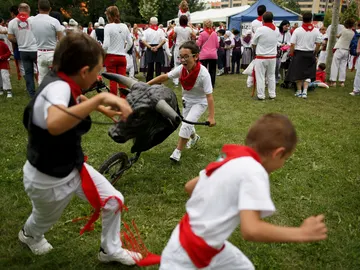 Niños jugando a encierros Niños jugando a encierros