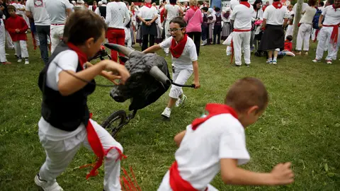 Niños jugando a encierros Niños jugando a encierros