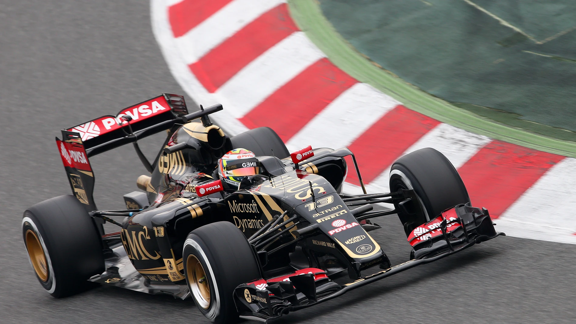 Maldonado con el Lotus E23 en Montmeló