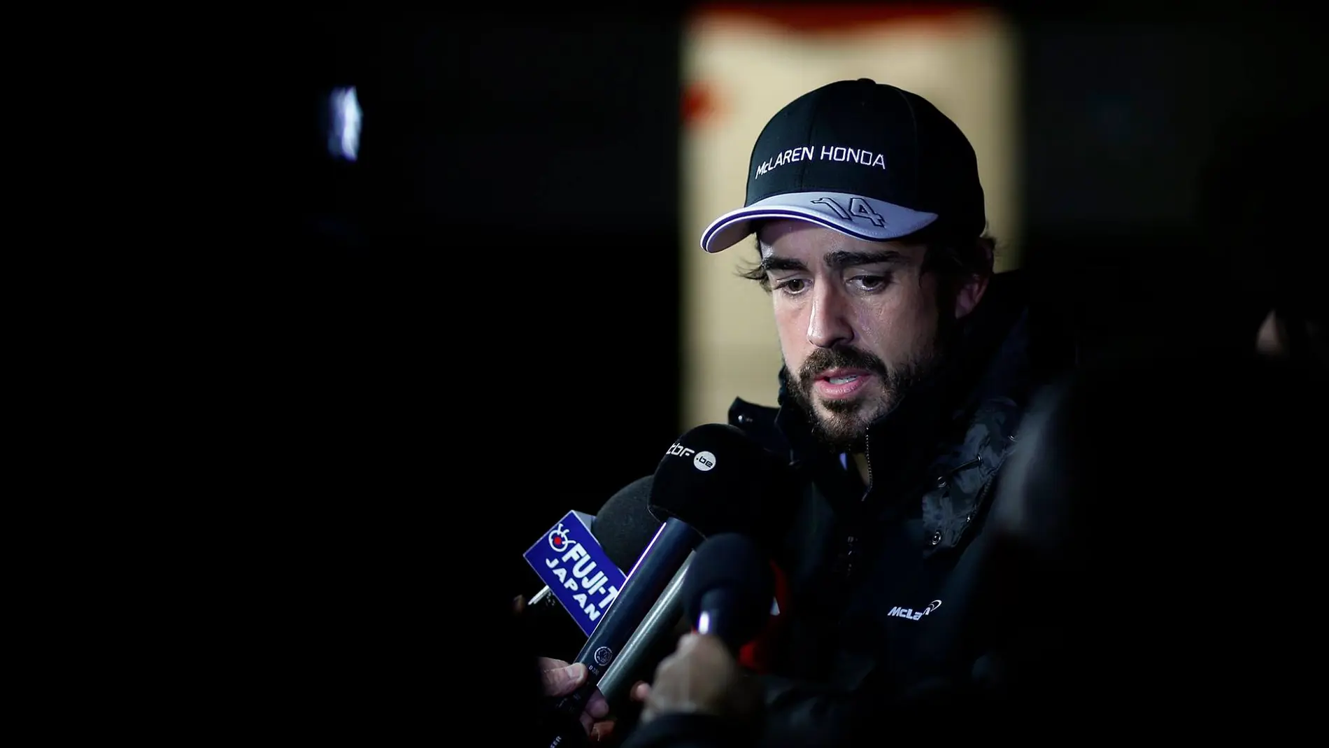 Alonso atiende a los medios en Montmeló