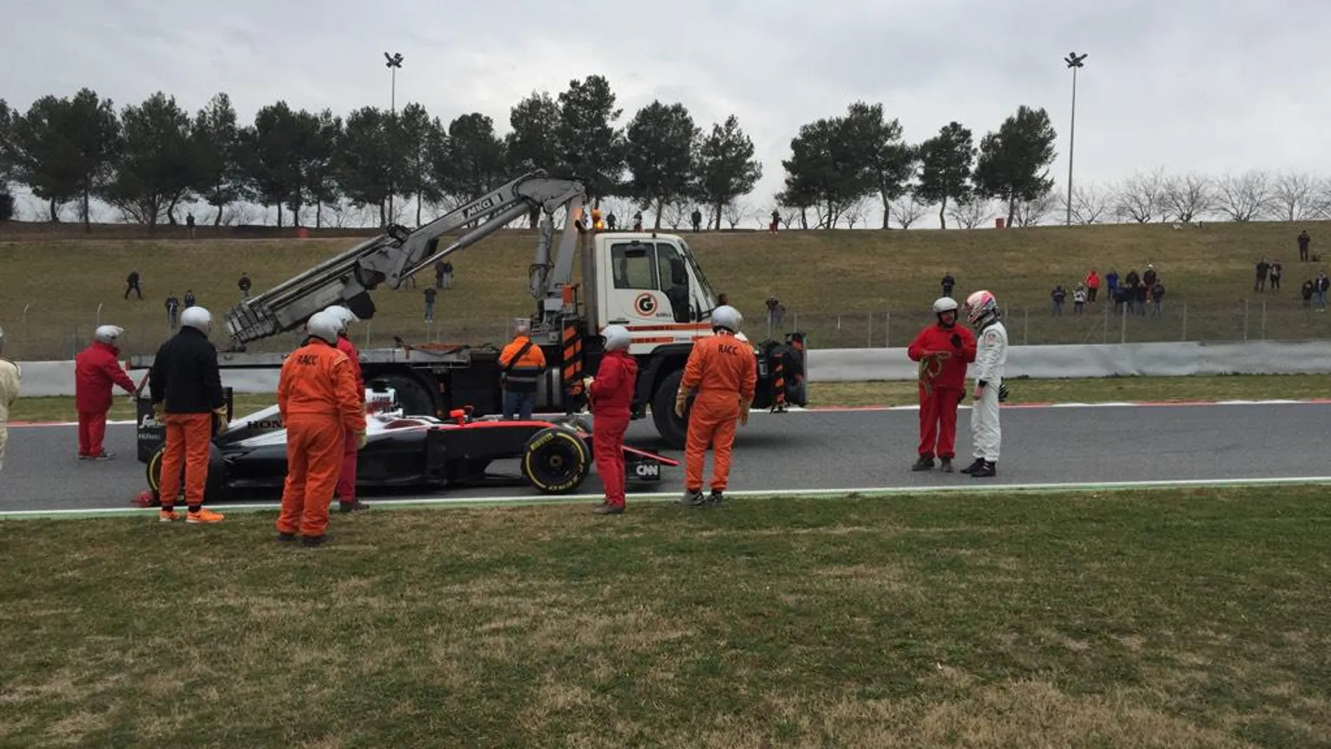 La grúa se lleva el McLaren de Button