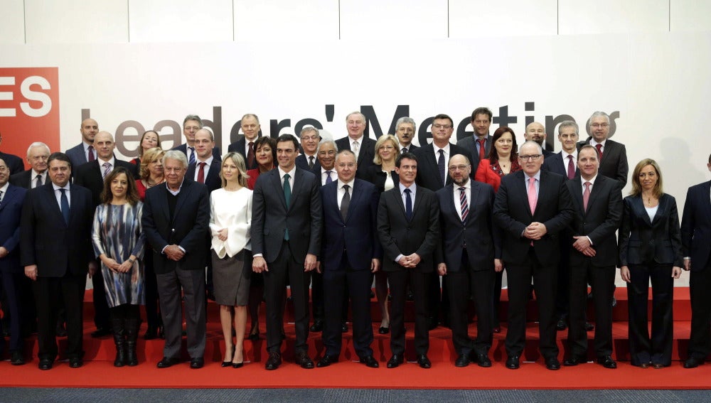 Foto de familia de la cumbre de líderes socialdemócratas en Madrid