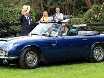 El príncipe Carlos de Inglaterra llega a un evento en un Aston Martin