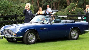 El príncipe Carlos de Inglaterra llega a un evento en un Aston Martin