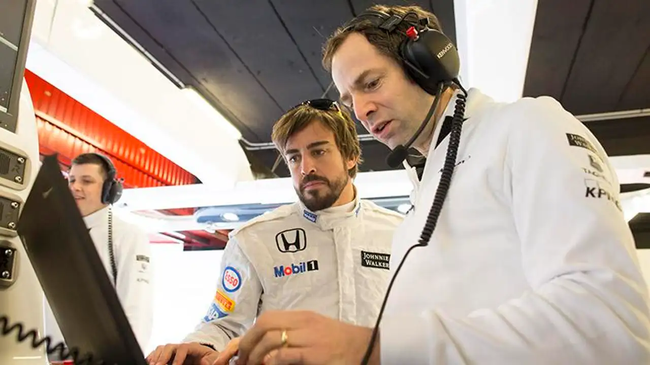 Fernando Alonso en el box de McLaren-Honda