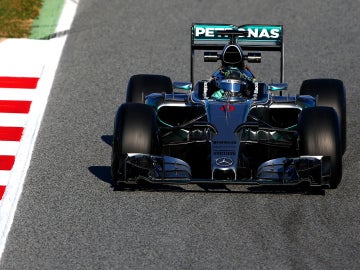 Nico Rosberg gira en el W06 de Mercedes