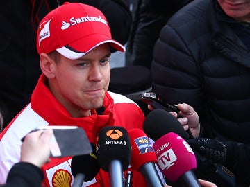 Vettel atiende a los medios en Montmeló