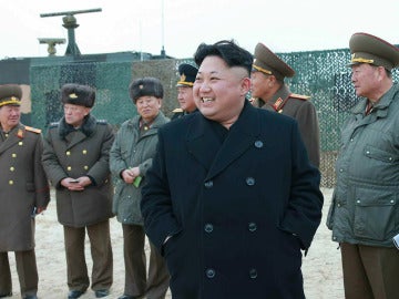 Kim Jong-un rodeado de su ejército