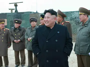 Kim Jong-un rodeado de su ejército Kim Jong-un rodeado de su ejército