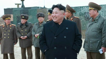 Kim Jong-un rodeado de su ejército