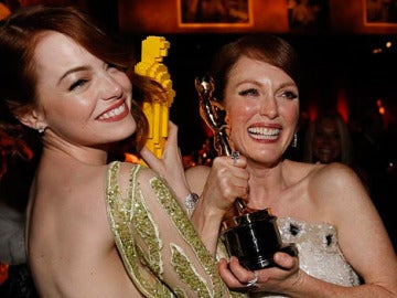 Emma Stone y Julianne Moore, cada una con su Oscar