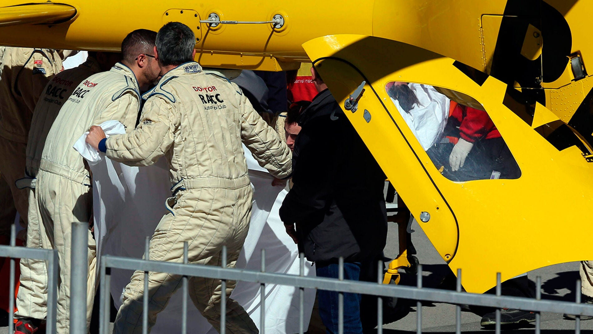 Momento del traslado de Fernando Alonso al hospital