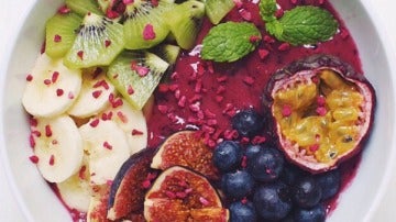 Açai con fruta de la pasión, arándanos, higos, plátano, kiwi y frambuesas.