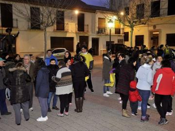 Vecinos de Ossa de Montiel en la plaza del Ayuntamiento.