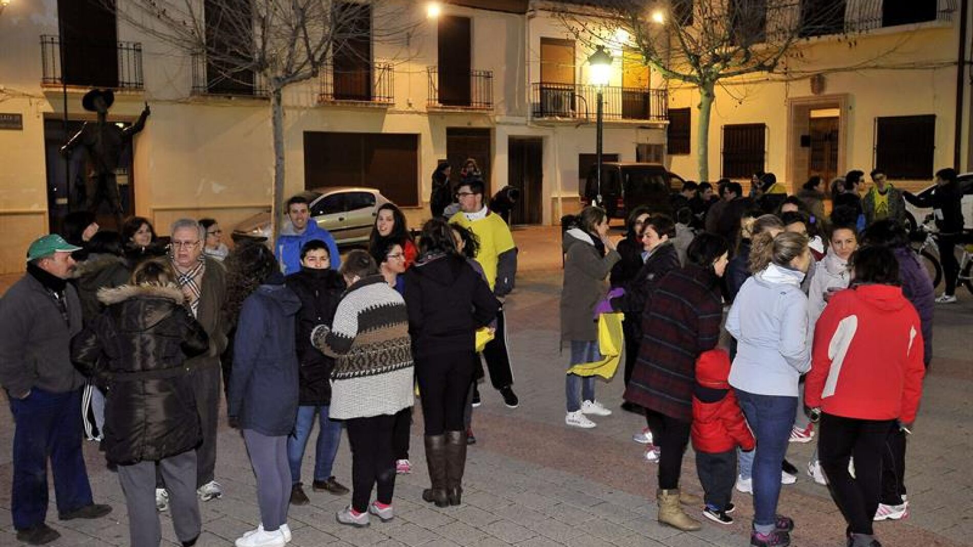 Vecinos de Ossa de Montiel en la plaza del Ayuntamiento.