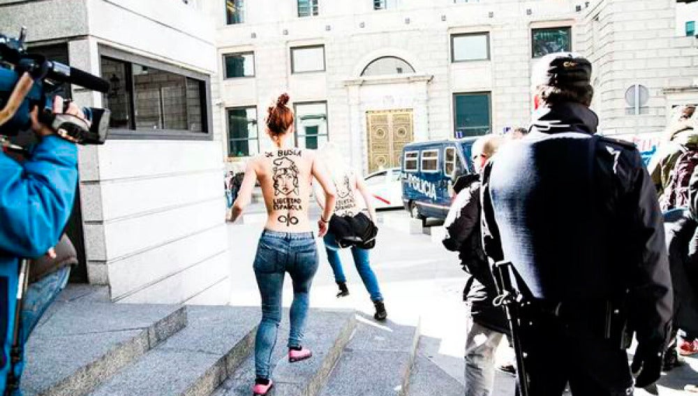 Las activistas de Femen realizan su protesta en la entrada del Congreso