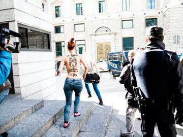 Las activistas de Femen realizan su protesta en la entrada del Congreso