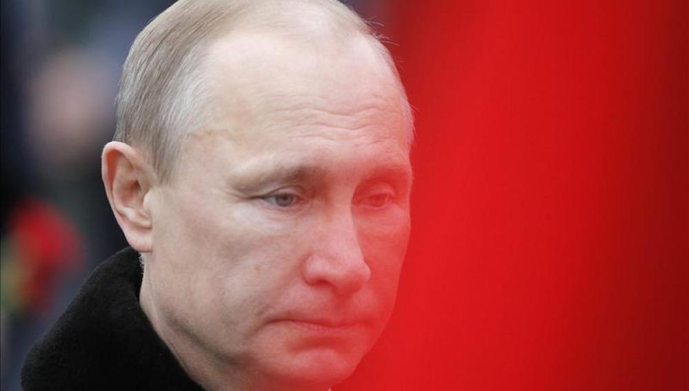 El presidente ruso Vladimir Putin en el funeral de un soldado.