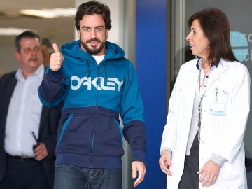 Fernando Alonso realiza un gesto a su salida del hospital