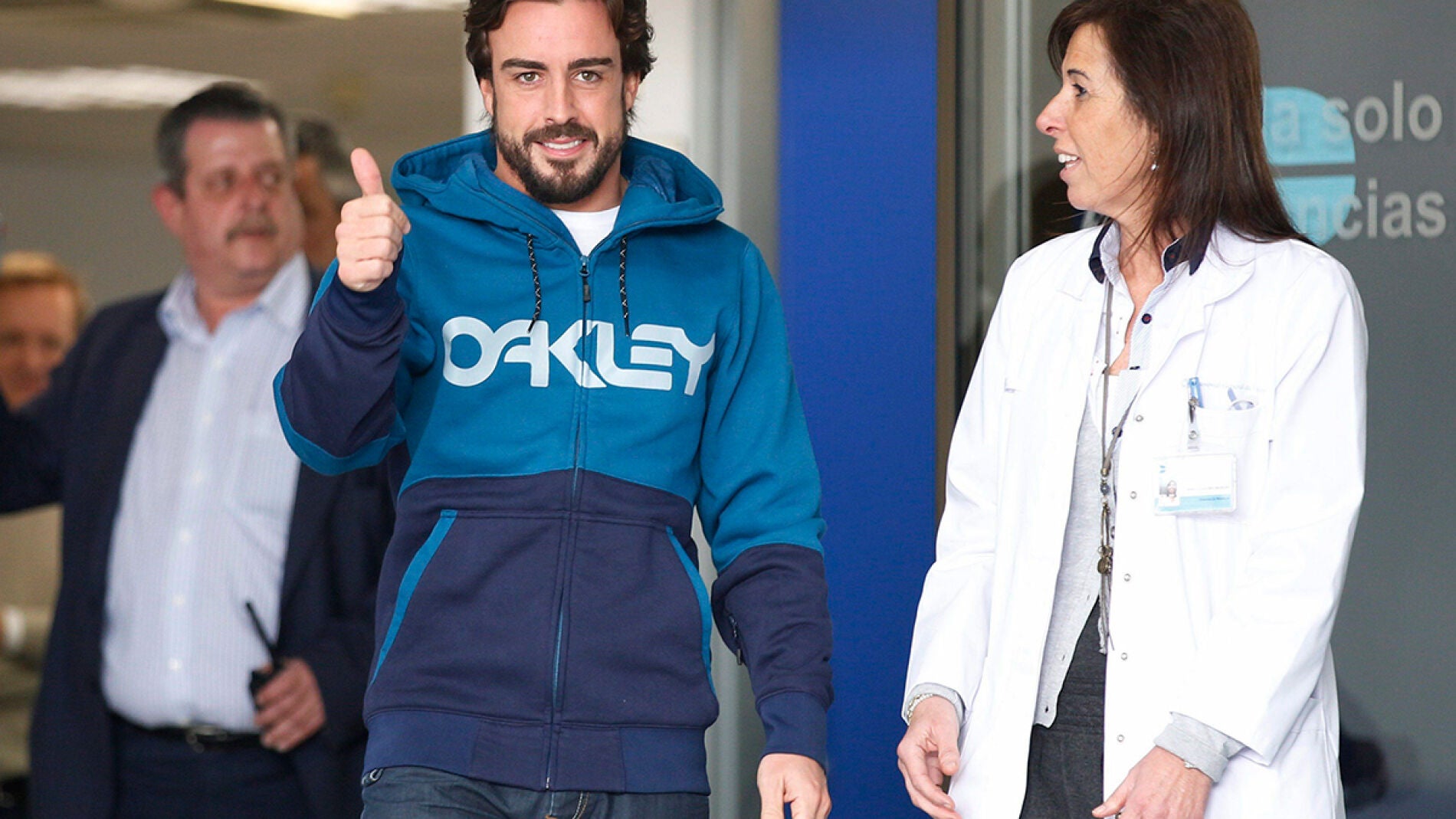 Fernando Alonso realiza un gesto a su salida del hospital