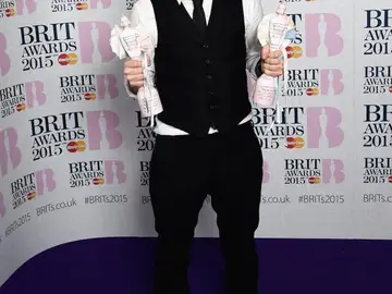 Ed Sheeran con sus dos estatuillas Ed Sheeran con sus dos estatuillas